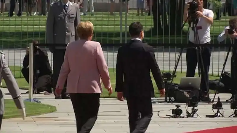 malore per angela merkel durante la visita del presidente ucraino zelensky a berlino 4