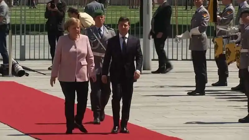 malore per angela merkel durante la visita del presidente ucraino zelensky a berlino 1