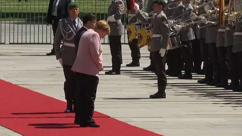 malore per angela merkel durante la visita del presidente ucraino zelensky a berlino 3