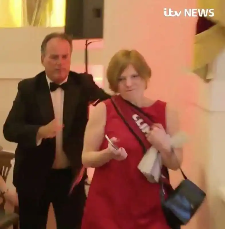 mark field malmena un attivsta greenpeace