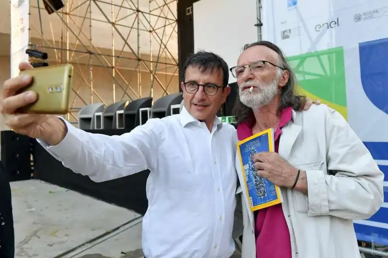 massimo sestini e gerald bruneau si fanno un selfie foto di bacco