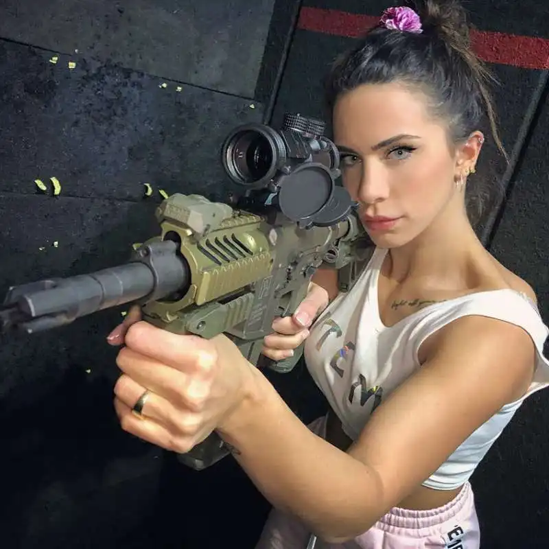 orin julie   queen of guns 291