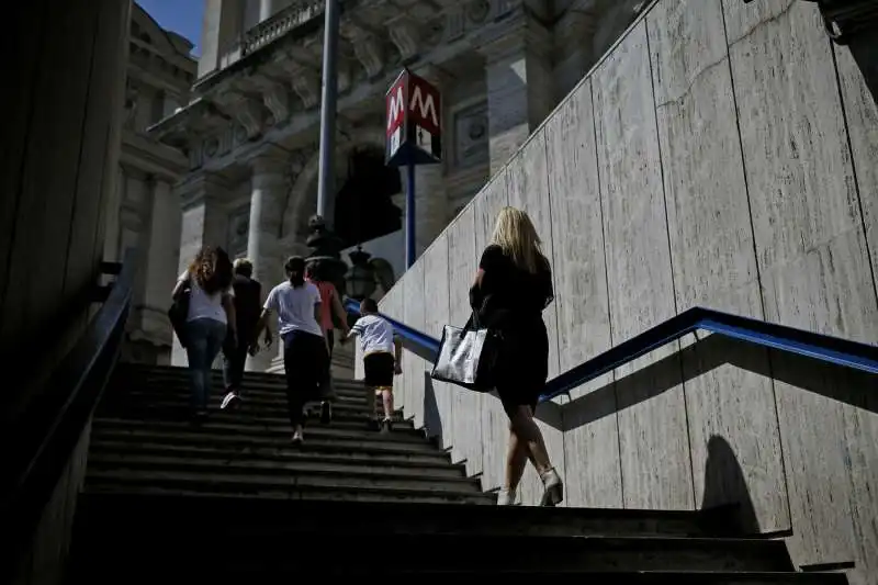 roma, dopo 246 giorni riapre la fermata metro repubblica 16