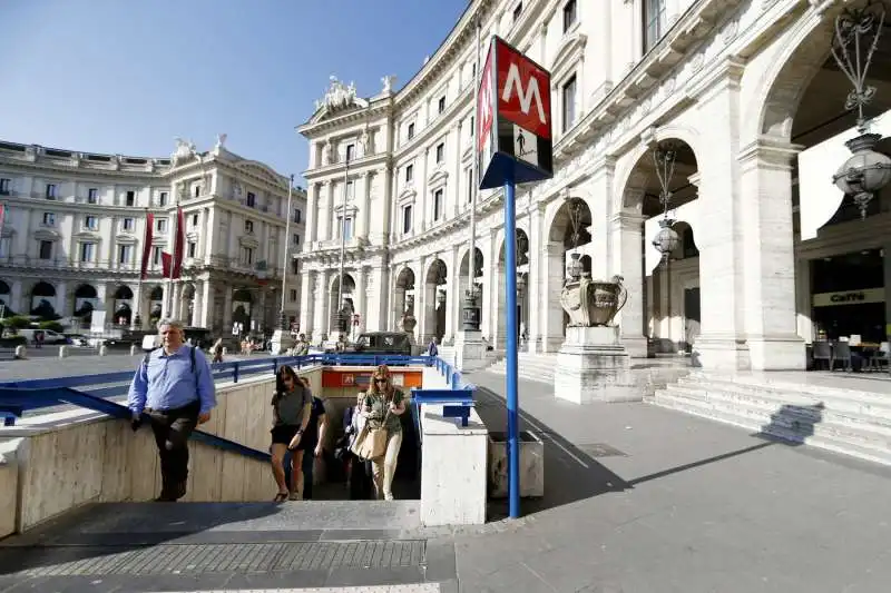 roma, dopo 246 giorni riapre la fermata metro repubblica 3