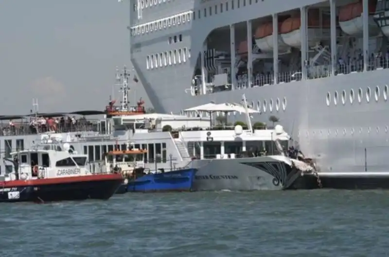 venezia   incidente tra una nave da crociera e un battello 2