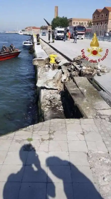 venezia   incidente tra una nave da crociera e un battello 6