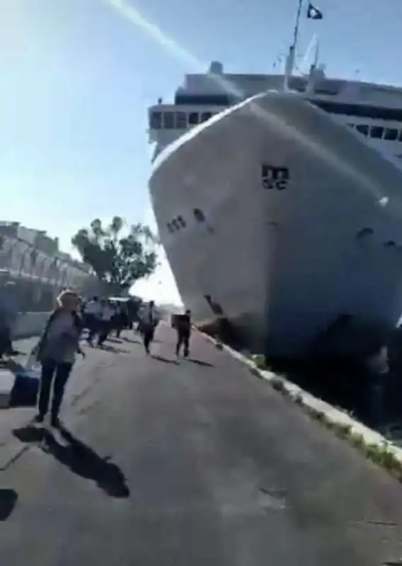 venezia   incidente tra una nave da crociera e un battello 9