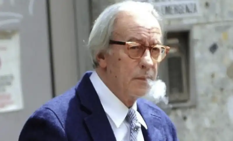 vittorio feltri fuma una sigaretta