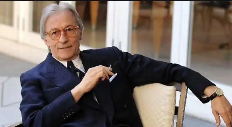 vittorio feltri fuma una sigaretta 2