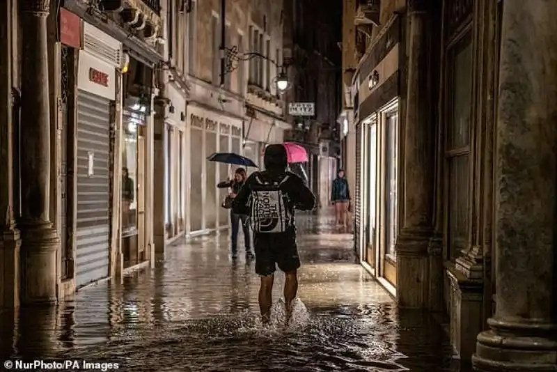 acqua alta a venezia   giugno 2020