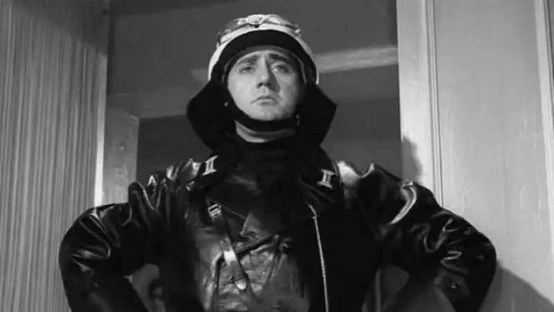 alberto sordi il vigile 2