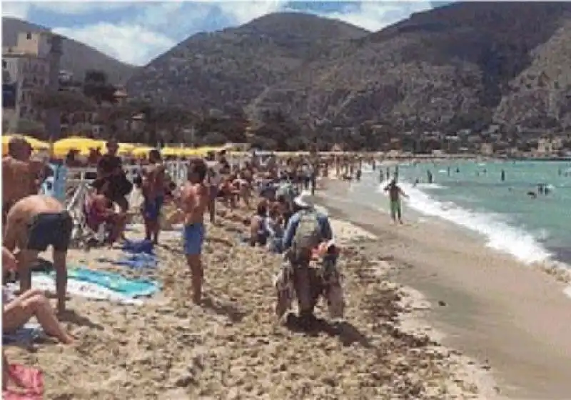 assembramenti in spiaggia 2