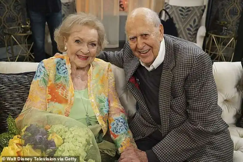 betty white e carl reiner in hot in cleveland