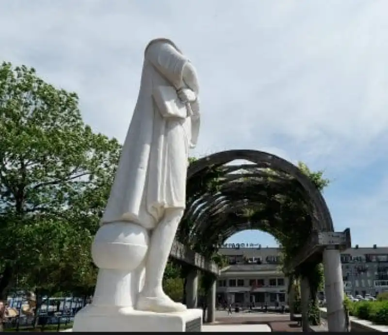 colombo statua