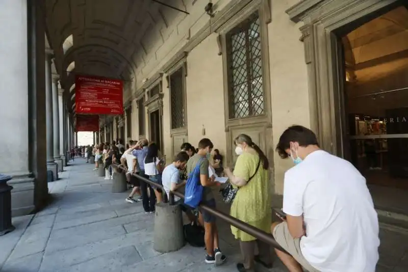 FIRENZE - LUNGHE CODE PER ENTRARE AGLI UFFIZI 