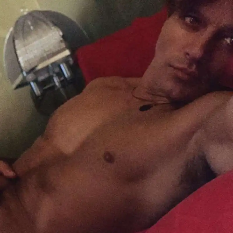 gabriel garko  nudo in quarantena