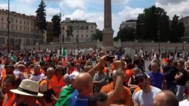 gilet arancioni in piazza del popolo