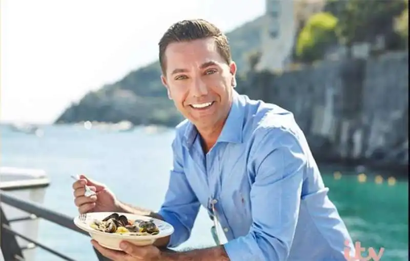 gino d'acampo  con pasta alle vongole