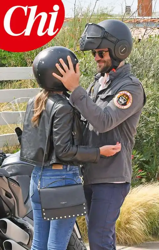 giulio berruti e maria elena boschi in moto