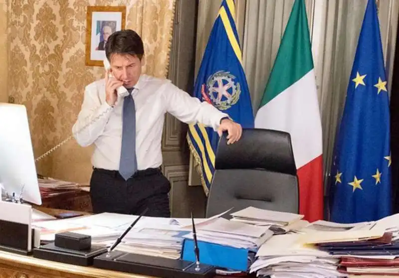 giuseppe conte al telefono  