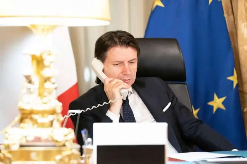 giuseppe conte al telefono 