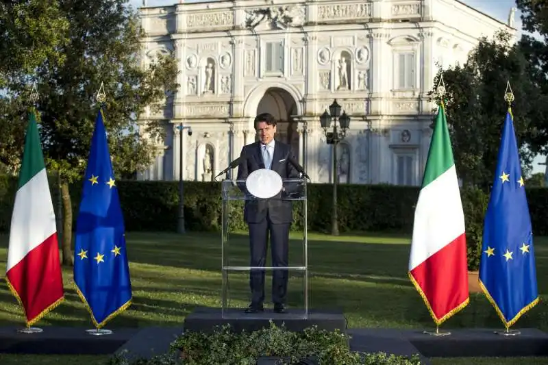 giuseppe conte   conferenza stampa a villa pamphilj 1