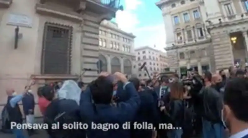 giuseppe conte contestato sotto palazzo chigi