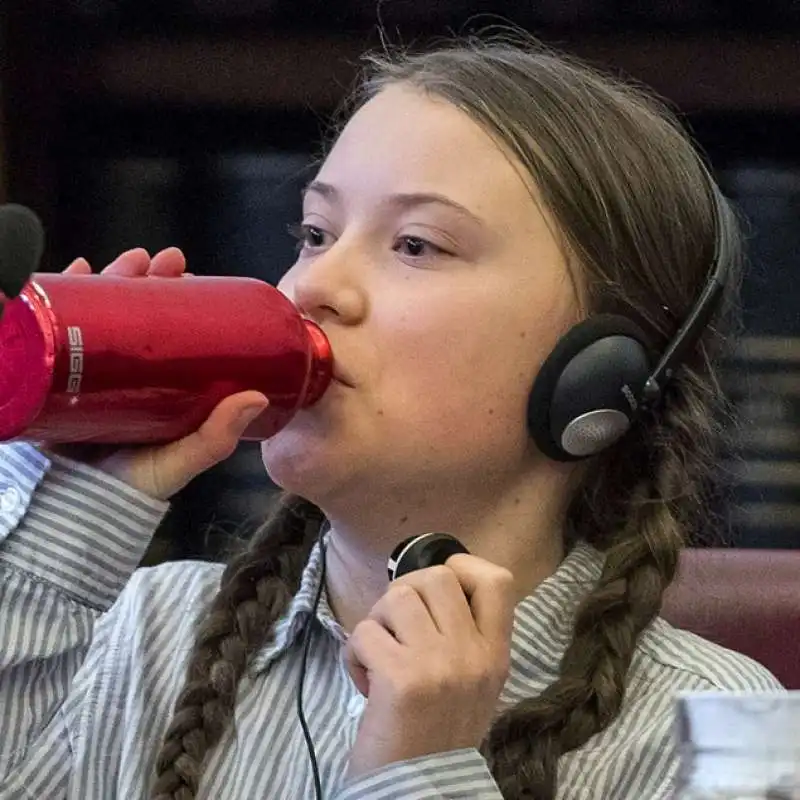 greta al senato beve dalla borraccia 2