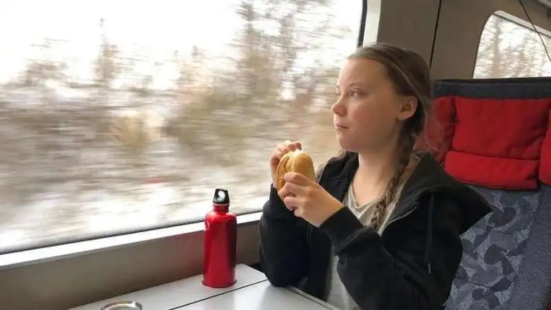 greta sul treno con la borraccia