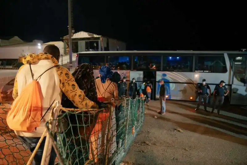 i migranti della sea watch  a porto empedocle