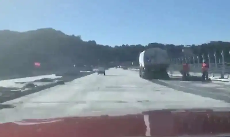 il video della prima auto che attraversa il nuovo ponte di genova 