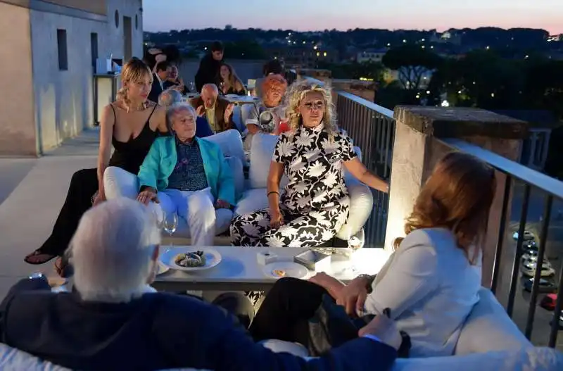 invitati sulla  terrazza di palazzo  rhinoceros  foto di bacco