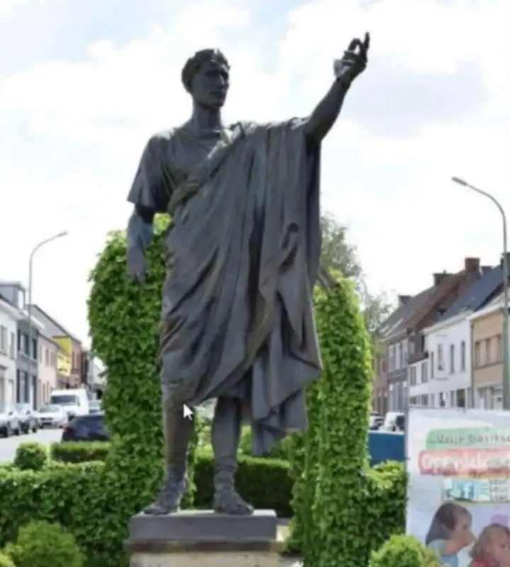 la statua di giulio cesare vandalizzata in belgio 1