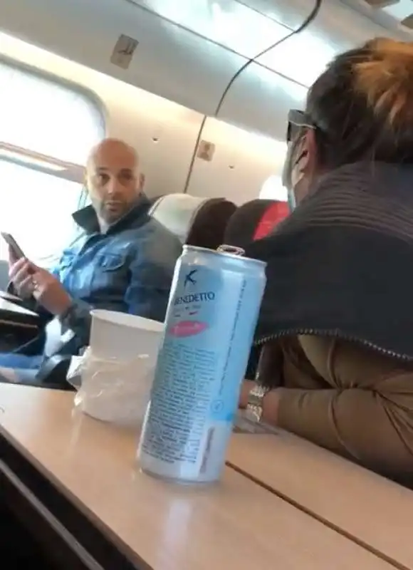 lite per una mascherina in treno  4