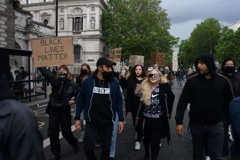 madonna con le stampelle alla protesta black lives matter a londra 9