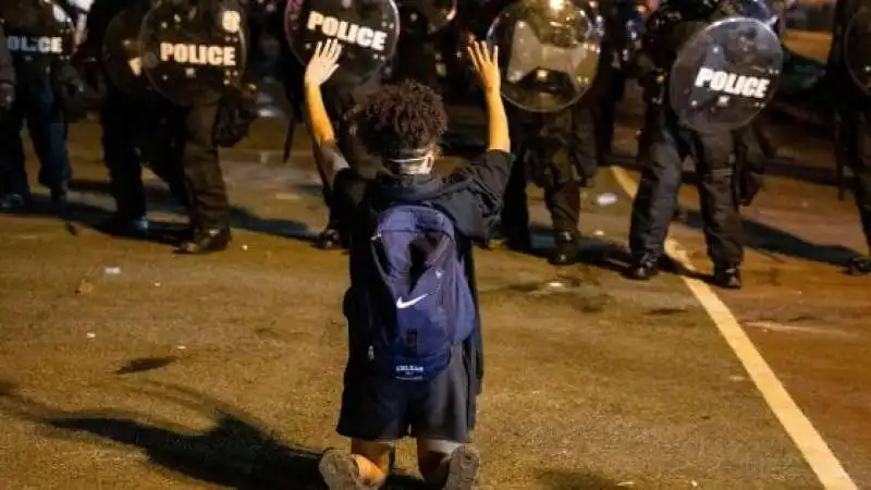 manifestante contro polizia 