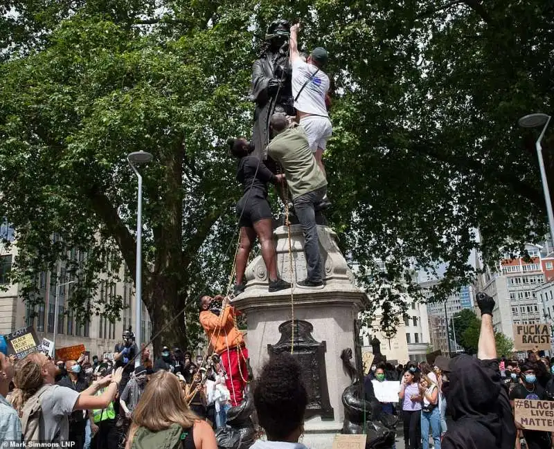 manifestanti buttano giu' la statua di edward colston