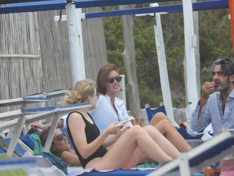 Maria Elena Boschi all'Ultima Spiaggia di Capalbio con Francesco Bonifazi e amiche