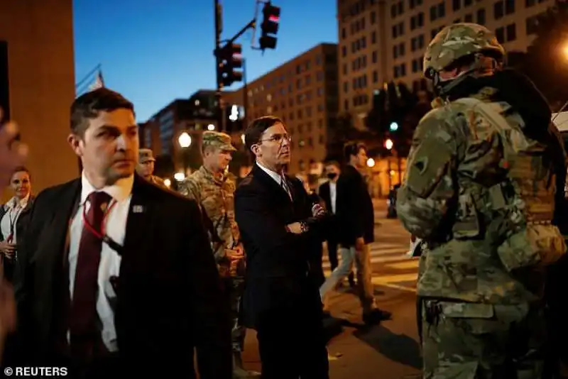 mark esper parla con un militare