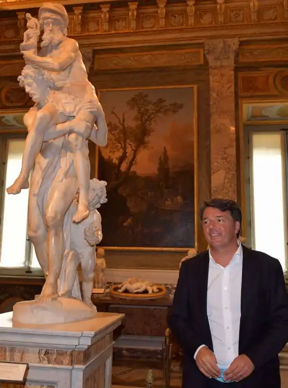 matteo renzi e la statua del bernini con enea anchise e ascanio  foto di bacco (1)