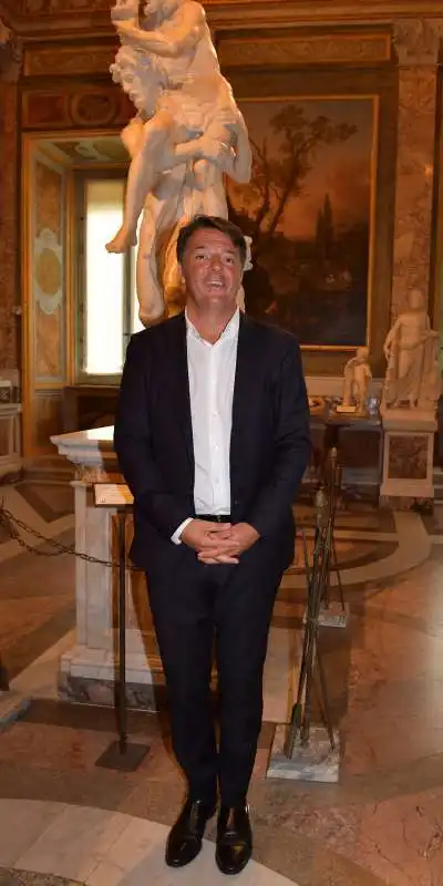 matteo renzi e la statua del bernini con enea anchise e ascanio  foto di bacco (3)