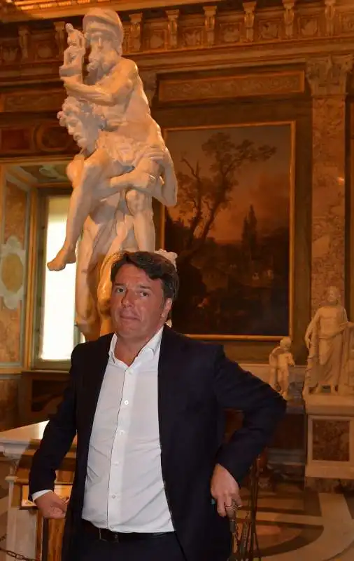 matteo renzi e la statua del bernini con enea anchise e ascanio  foto di bacco (4)