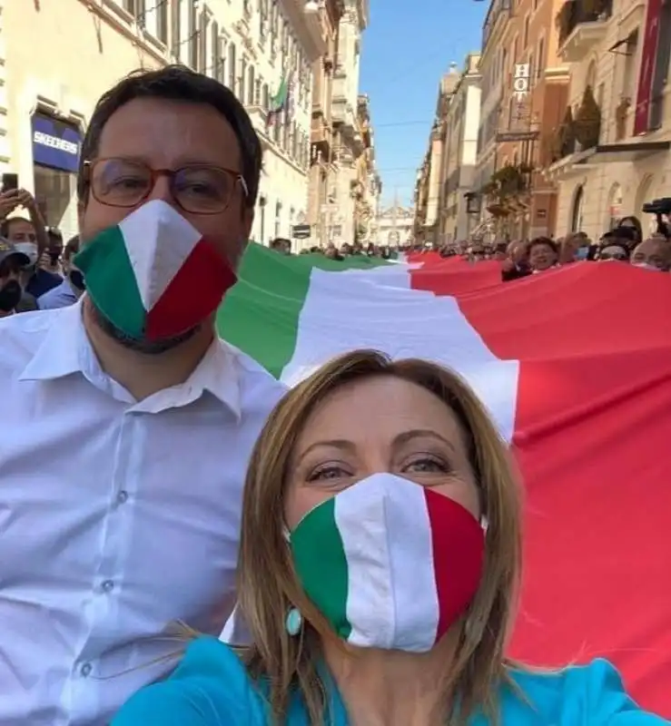 MATTEO SALVINI GIORGIA MELONI SELFIE IN PIAZZA