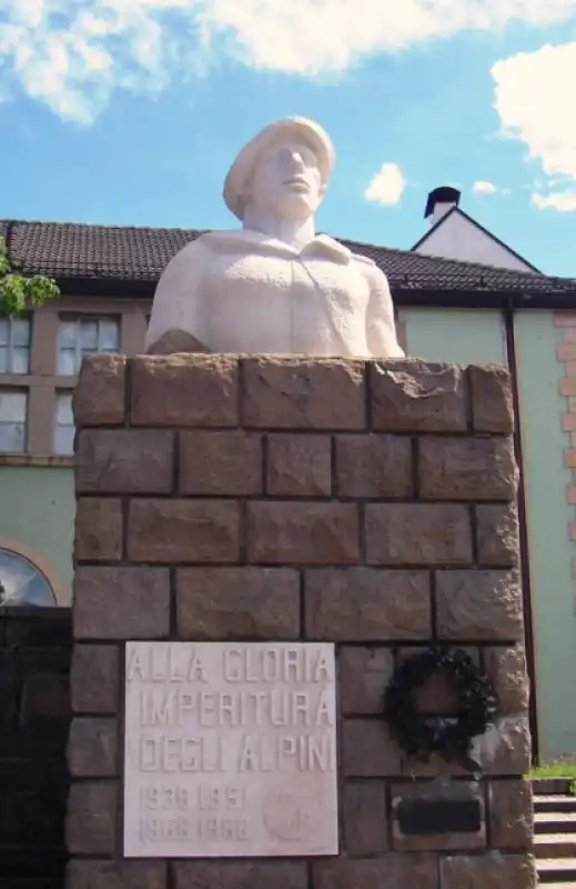 monumento all'alpino di brunico