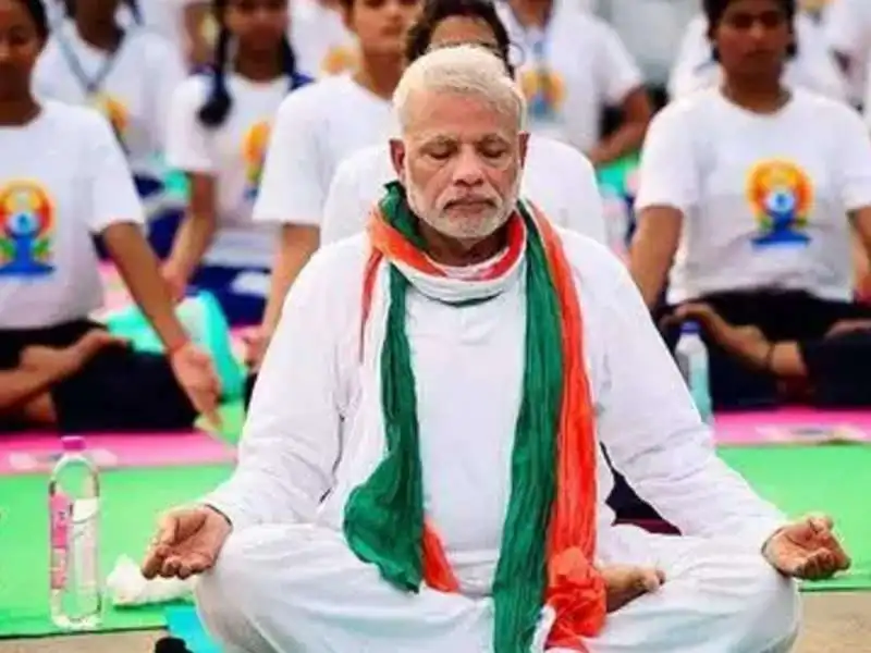 narendra modi fa yoga 