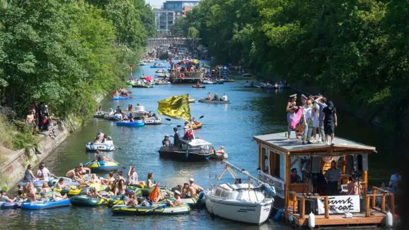 party sul landwehrkanal  a berlino  5