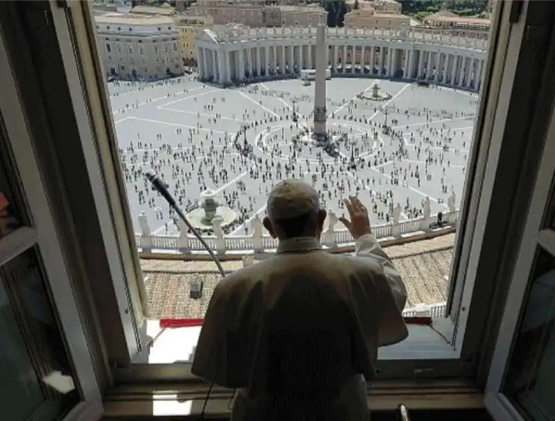 POCHE PERSONE PER L'ANGELUS A PIAZZA SAN PIETRO