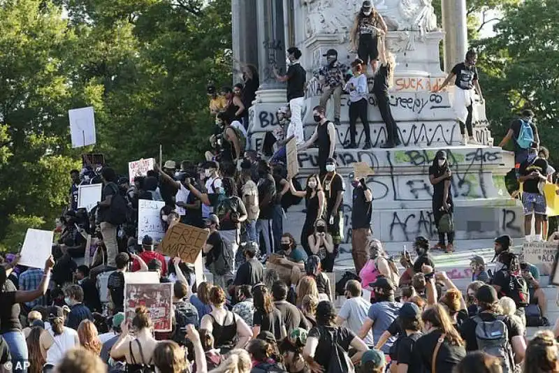 proteste davanti alla statua di robert e lee a richmond, virginia 1