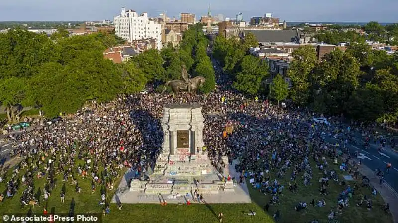 proteste davanti alla statua di robert e lee a richmond, virginia  2