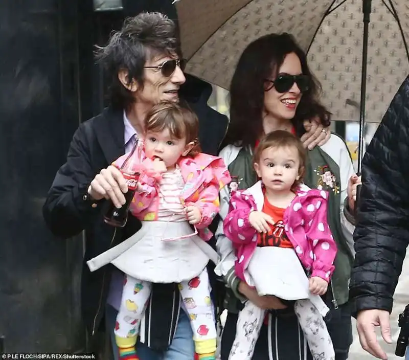 ronnie wood, la moglie e le figlie